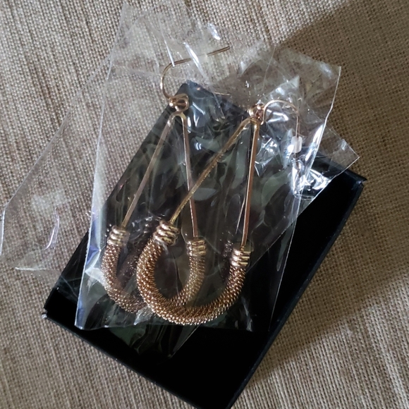 Avon Earrings - Picture 4 of 4